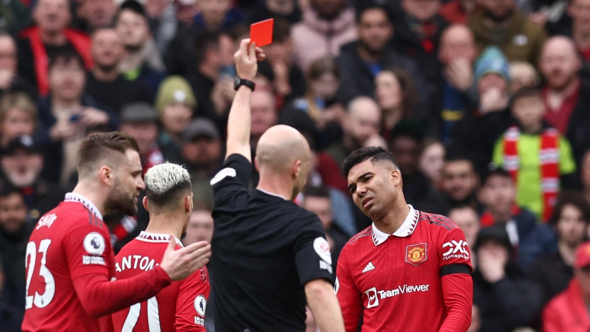 Casemiro nhận thẻ đỏ trực tiếp và bị truất quyền thi đấu