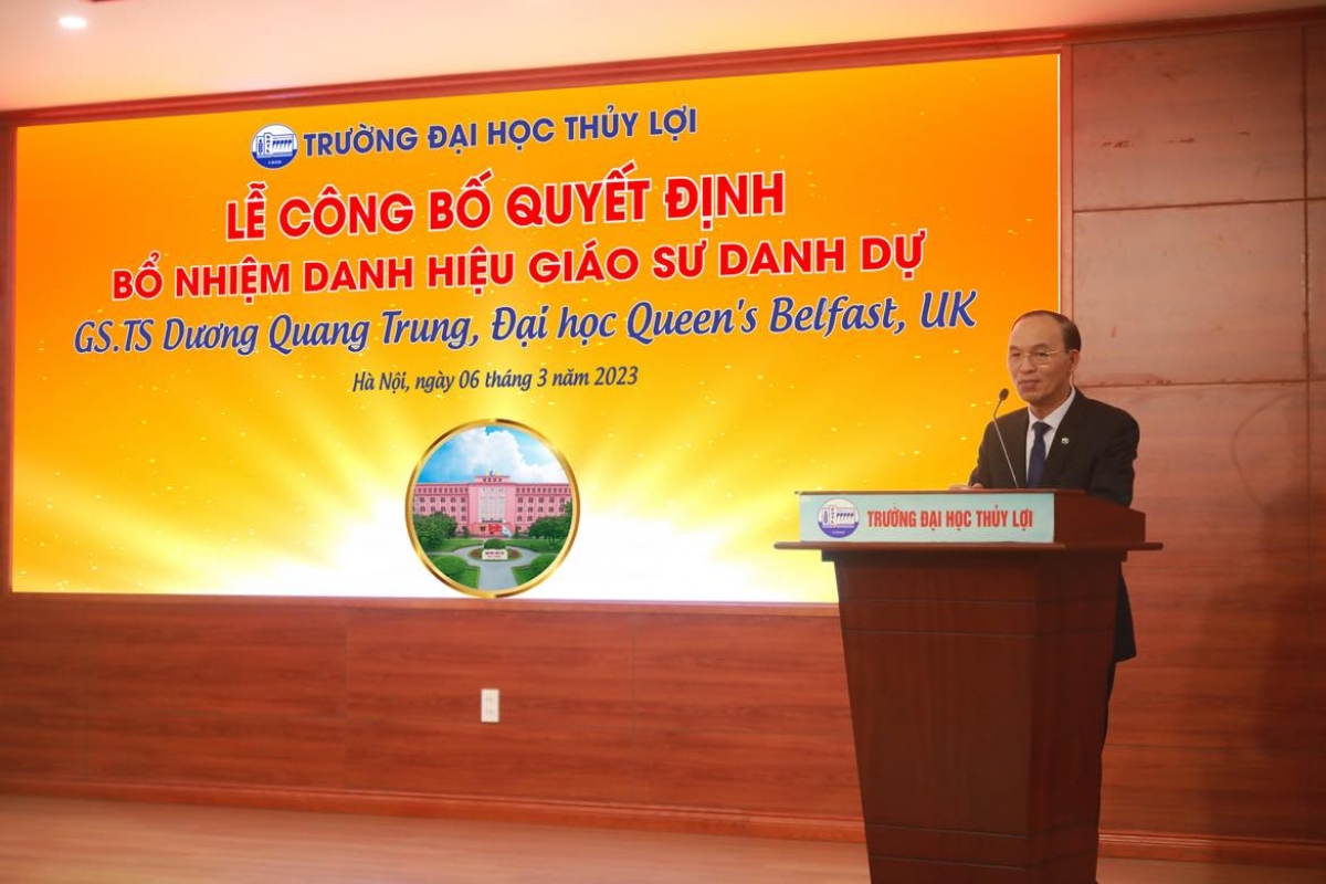 GS Trịnh Minh Thụ - Hiệu trưởng Trường ĐH Thuỷ lợi phát biểu chào mừng GS.TS Dương Quang Trung 