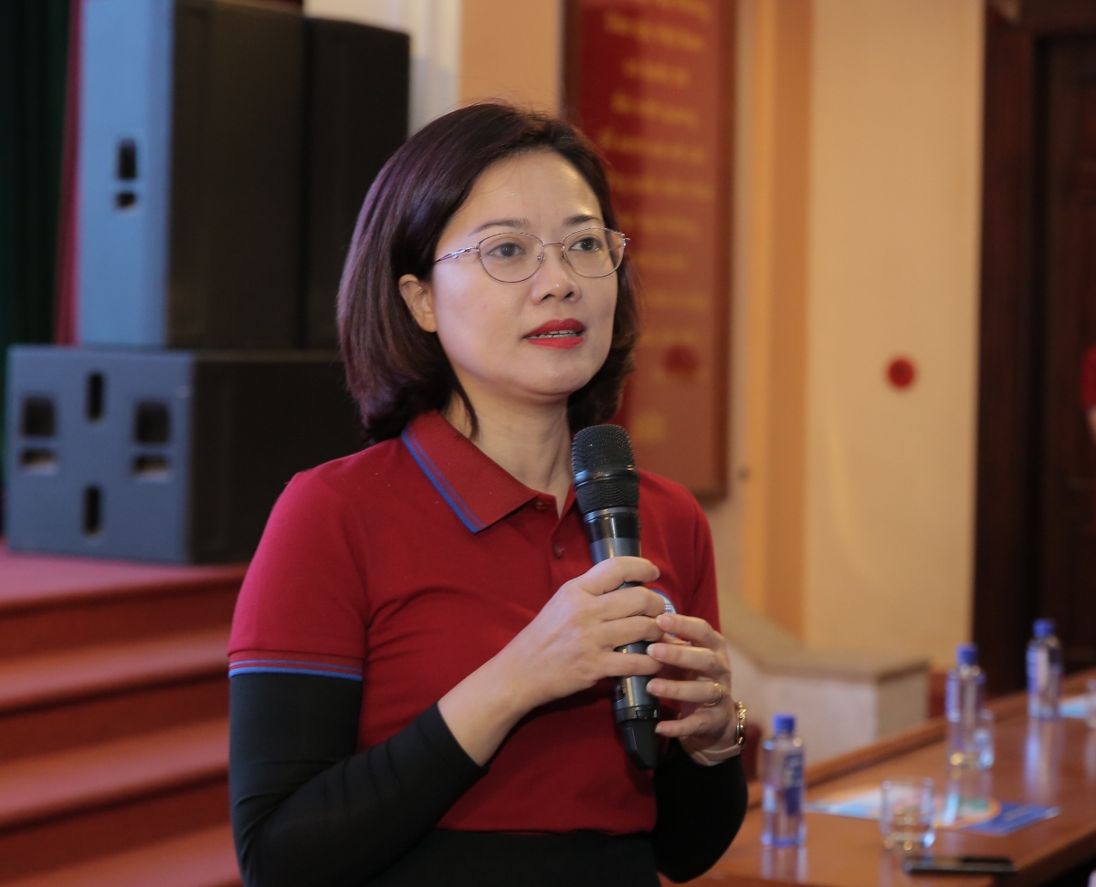 Bà Đặng Hương Giang, Trưởng Phòng Công tác Chính trị và Quản lý sinh viên trao đổi với học sinh về chính sách học bổng của Trường Đại học Thủy lợi