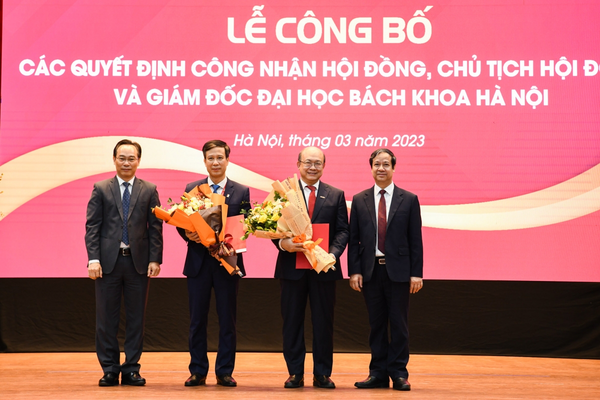 Bộ trưởng Nguyễn Kim Sơn  trao quyết định công nhận Hội đồng mới, Ban Giám đốc mới và một số các vị trí lãnh đạo Đại học Bách khoa Hà Nội