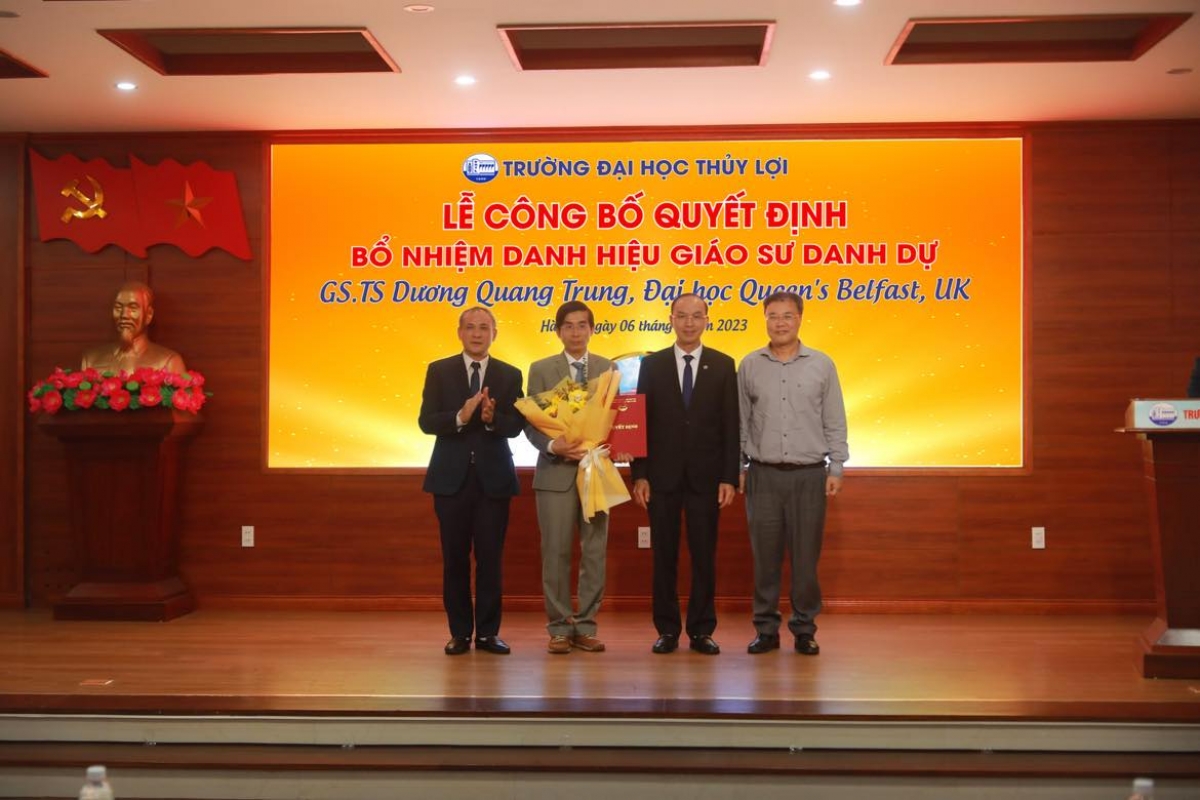 Ban giám hiệu trường ĐH Thủy lợi chúc mừng GS.TS Dương Quang Trung (người đứng thứ 2 từ trái sang)