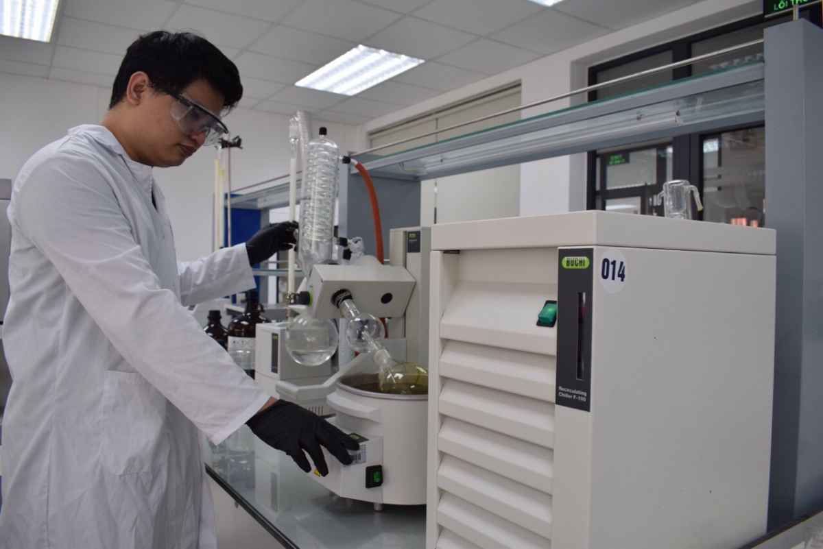 Tiến sỹ Trương Thanh Tùng nghiên cứu thuốc tại phòng thí nghiệm