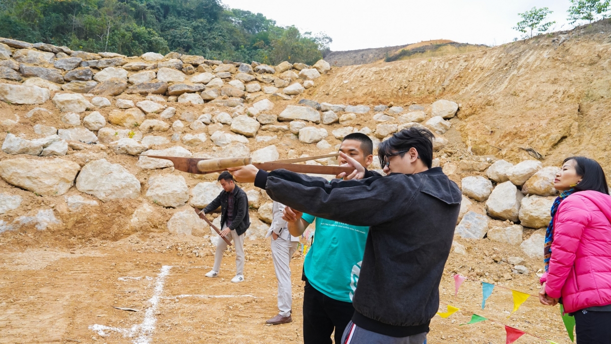 Du khách hào hứng với các trải nghiệm trò chơi dân gian tại Nature Key Retreat Lương Sơn - Nông trại vui vẻ. (Ảnh: Du khách tham gia trò Bắn nỏ người Mường)