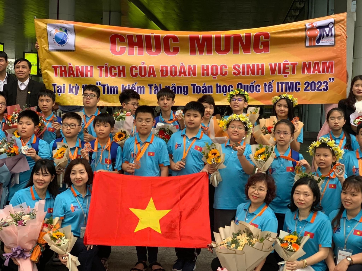 Đoàn học sinh Việt Nam tại sân bay quốc tế Nội Bài 