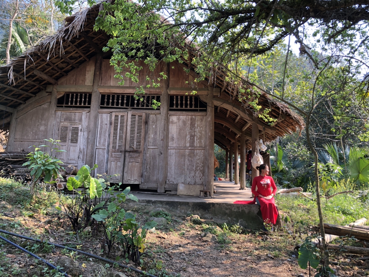 Những ngôi nhà trệt bằng gỗ, mái lợp bằng lá cọ truyền thống của người Dao Tiền làm du khách không thể rời mắt