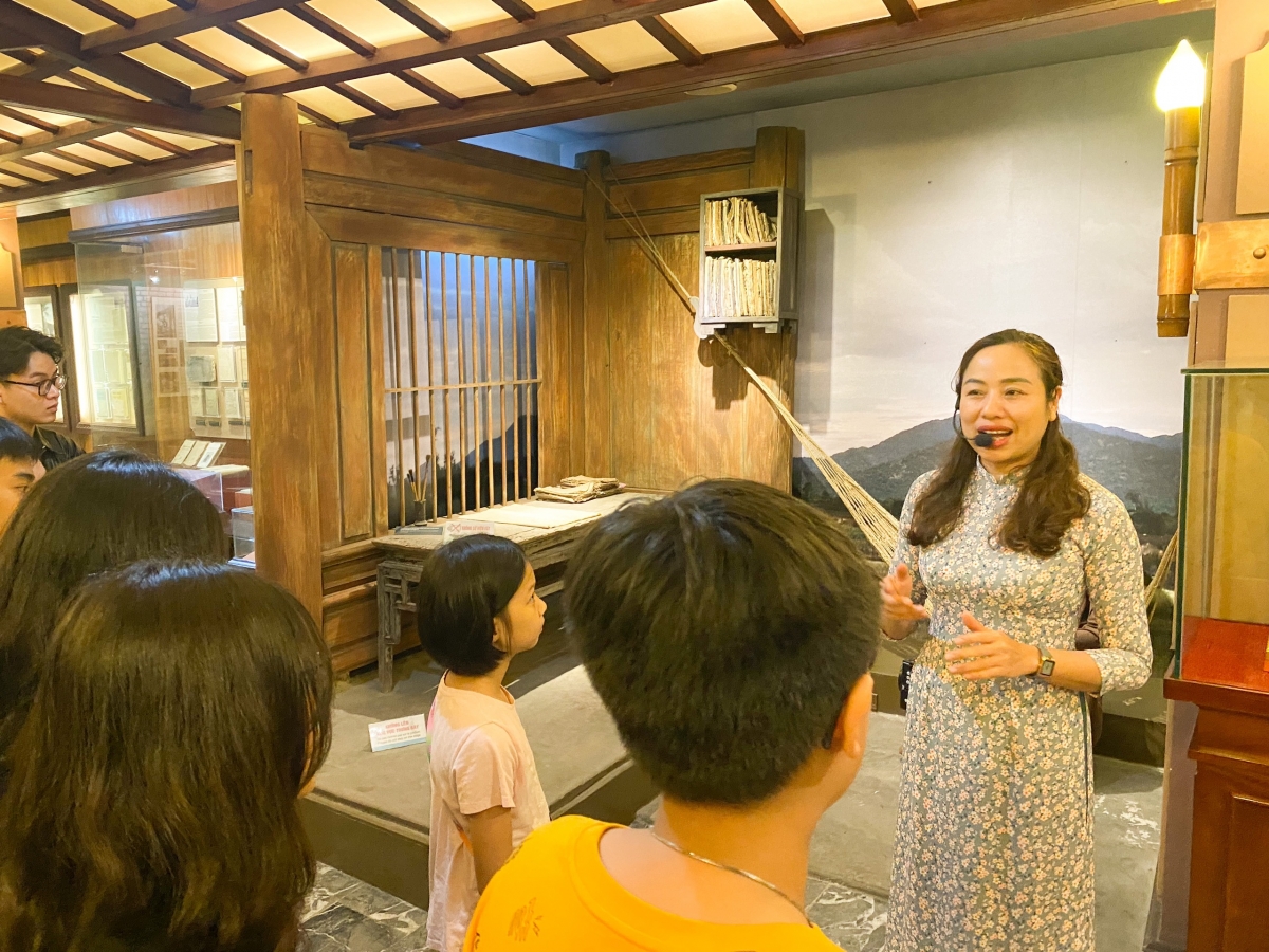 Học sinh Hà Nội tham gia tour trải nghiệm Văn học tại Bảo tàng Văn học Việt Nam.