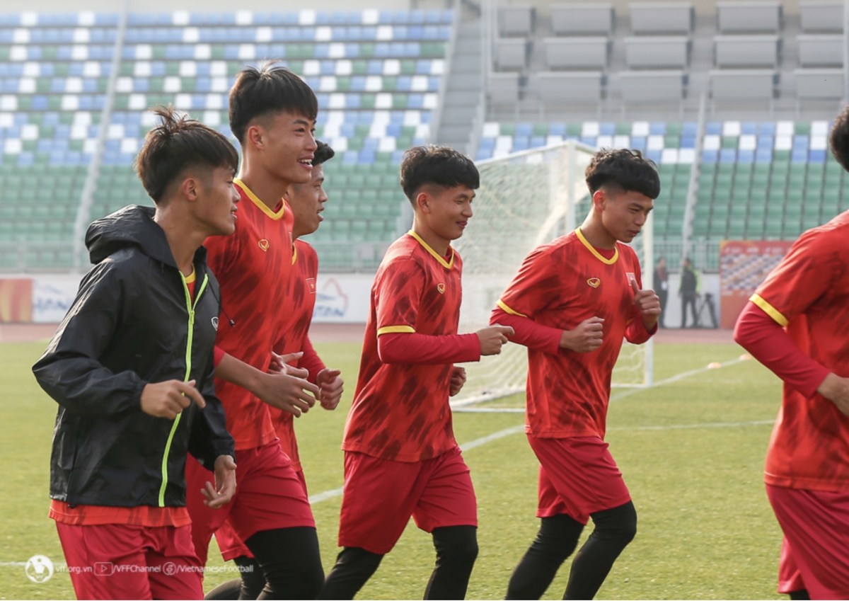 Văn Trường (thứ hai từ trái sang) là nhân tố nổi bật trong đội hình U20 Việt Nam.