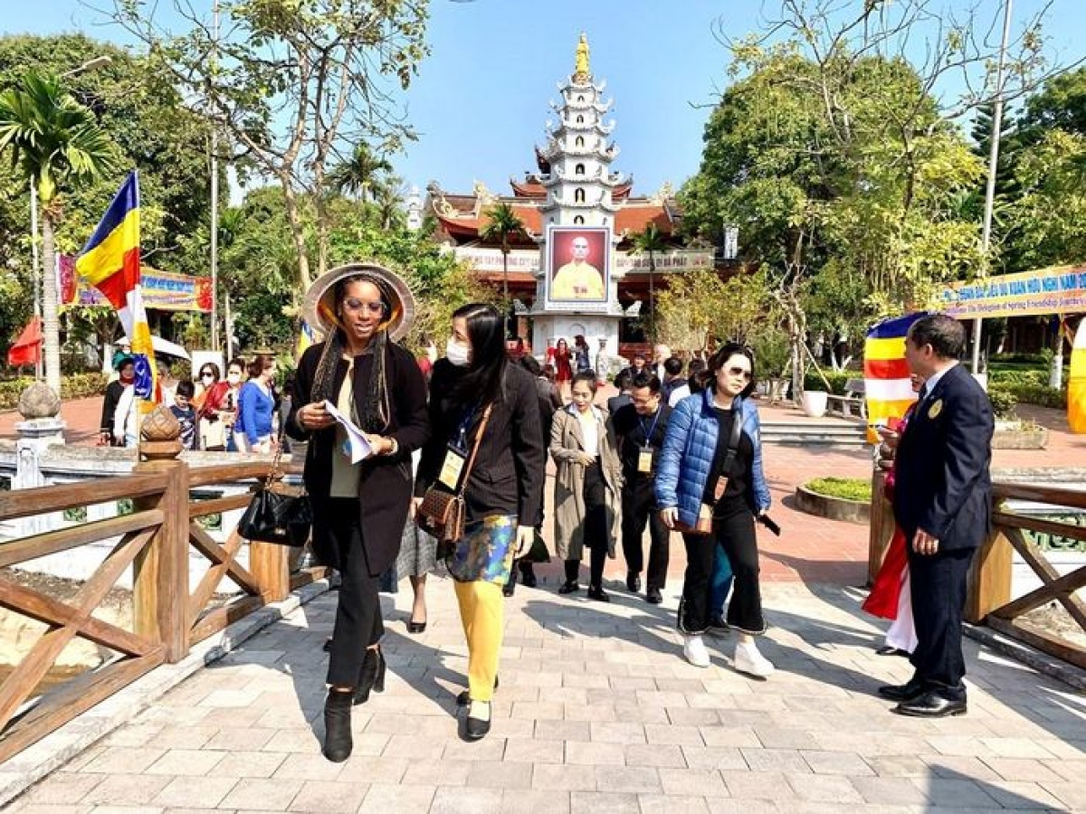 Khách quốc tế tham quan thăm quan chùa Ráng (tên chữ là Viên Minh tự), huyện Phú Xuyên, Hà Nội