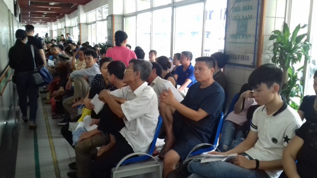 Bệnh nhân sốt ruột chờ đợi tại Bệnh viện Bạch Mai