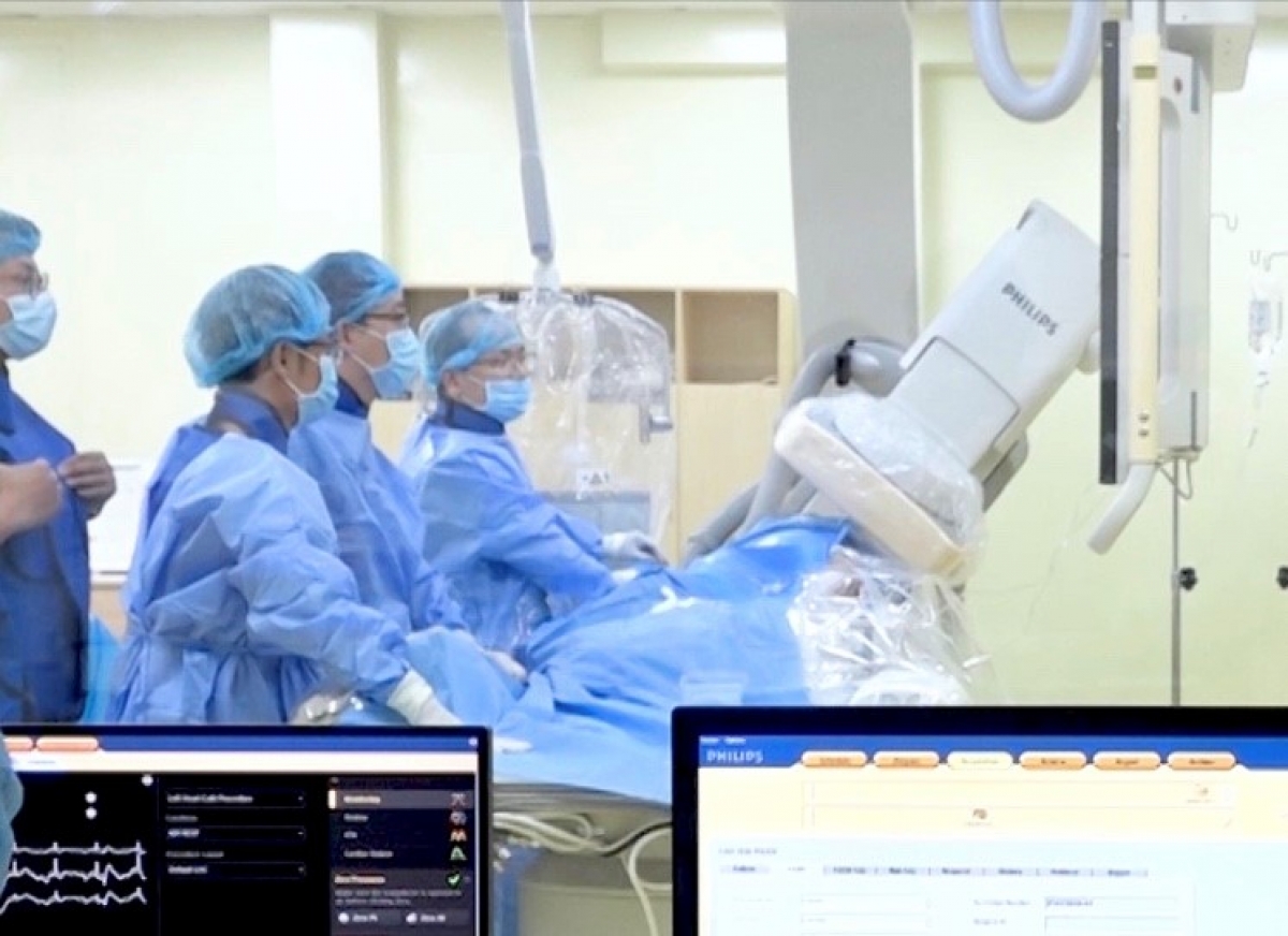 Bác sỹ bệnh viện sử dụng máy chụp mạch máu số hóa xóa nền can thiệp cho bệnh nhân