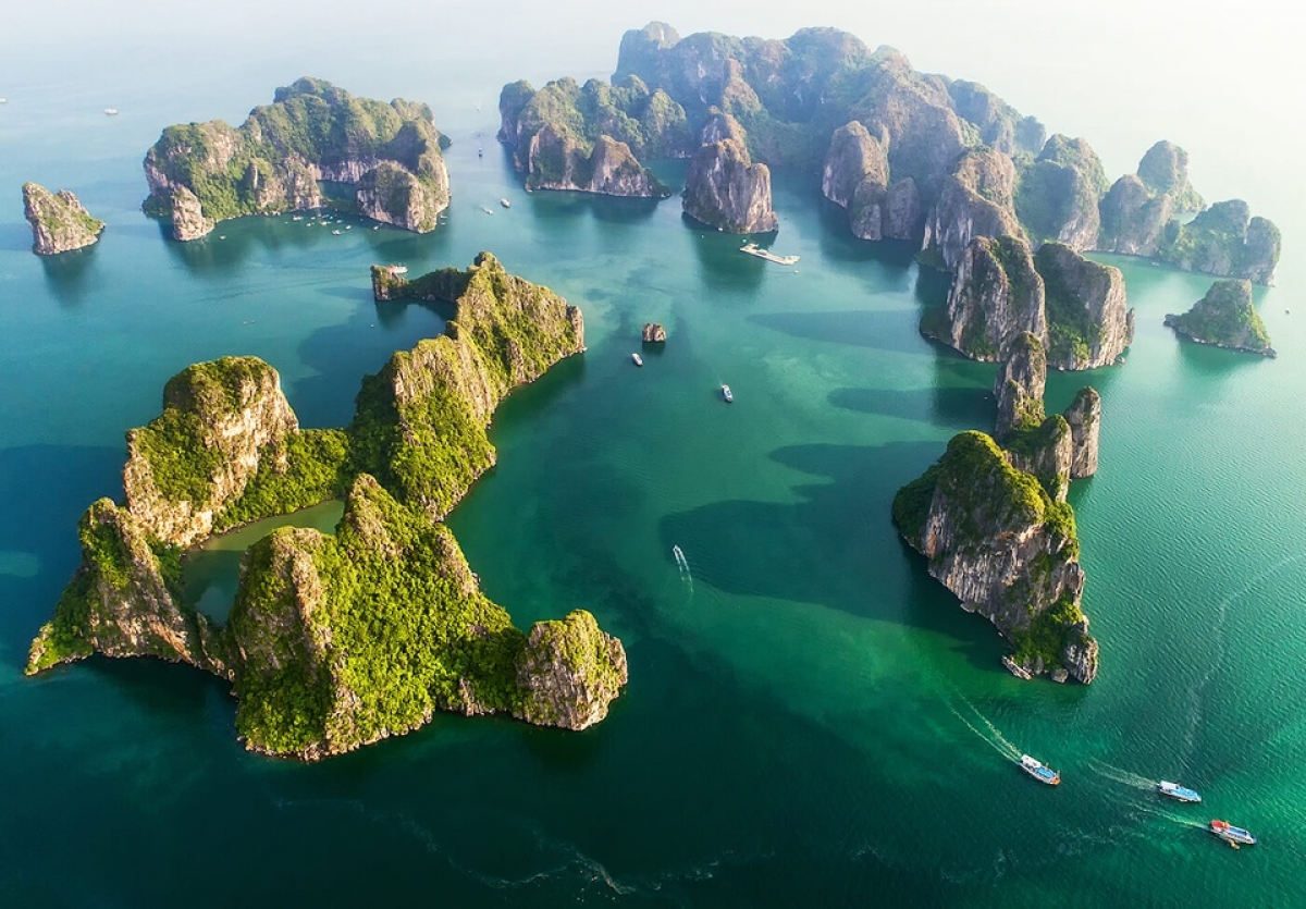 Theo CNN, Vịnh Hạ Long là một trong những thắng cảnh thiên nhiên nổi tiếng nhất ở Đông Nam Á. Đi thuyền buồm, chèo thuyền kayak trên mặt nước xanh ngọc bích, leo núi trên những mỏm đá gai góc của núi non, hang động là những trải nghiệm lý tưởng khi đến đây. Ảnh: MyBestPlace.