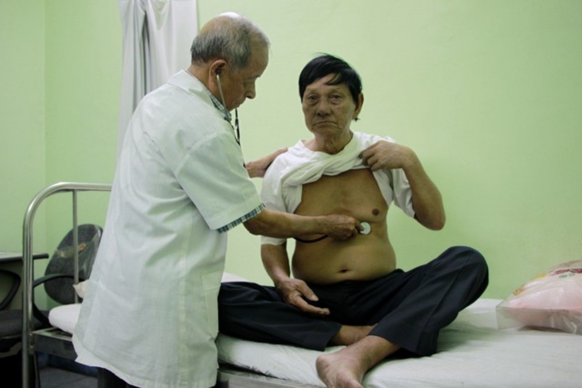 Thầy thuốc-Bác sĩ đa khoa Trần Văn Đồng khám bệnh miễn phí
cho cựu chiến binh có hoàn cảnh khó khăn