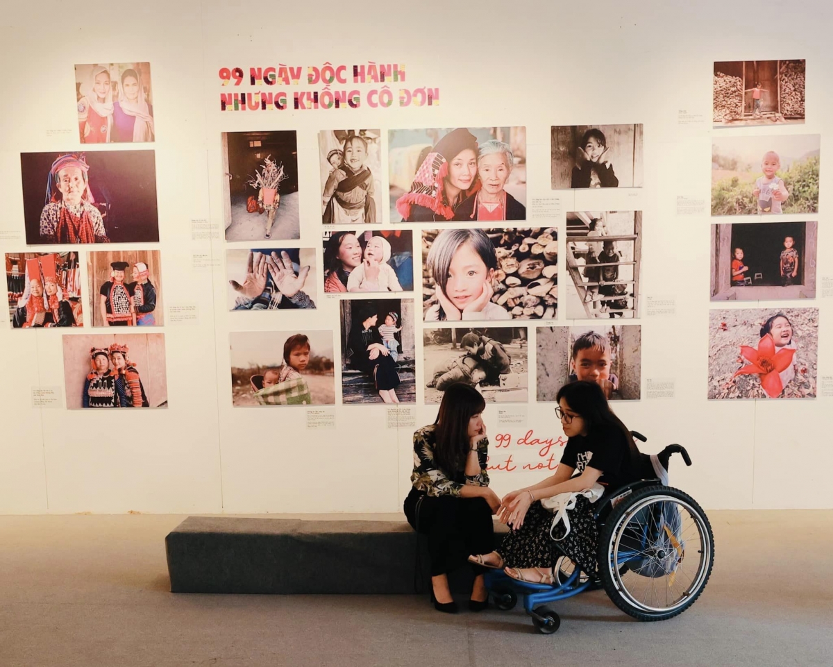 Nhà báo Bông Mai và vị khách đặc biệt: Một cô bé bị bệnh xương thủy tinh đến tham quan triển lãm.