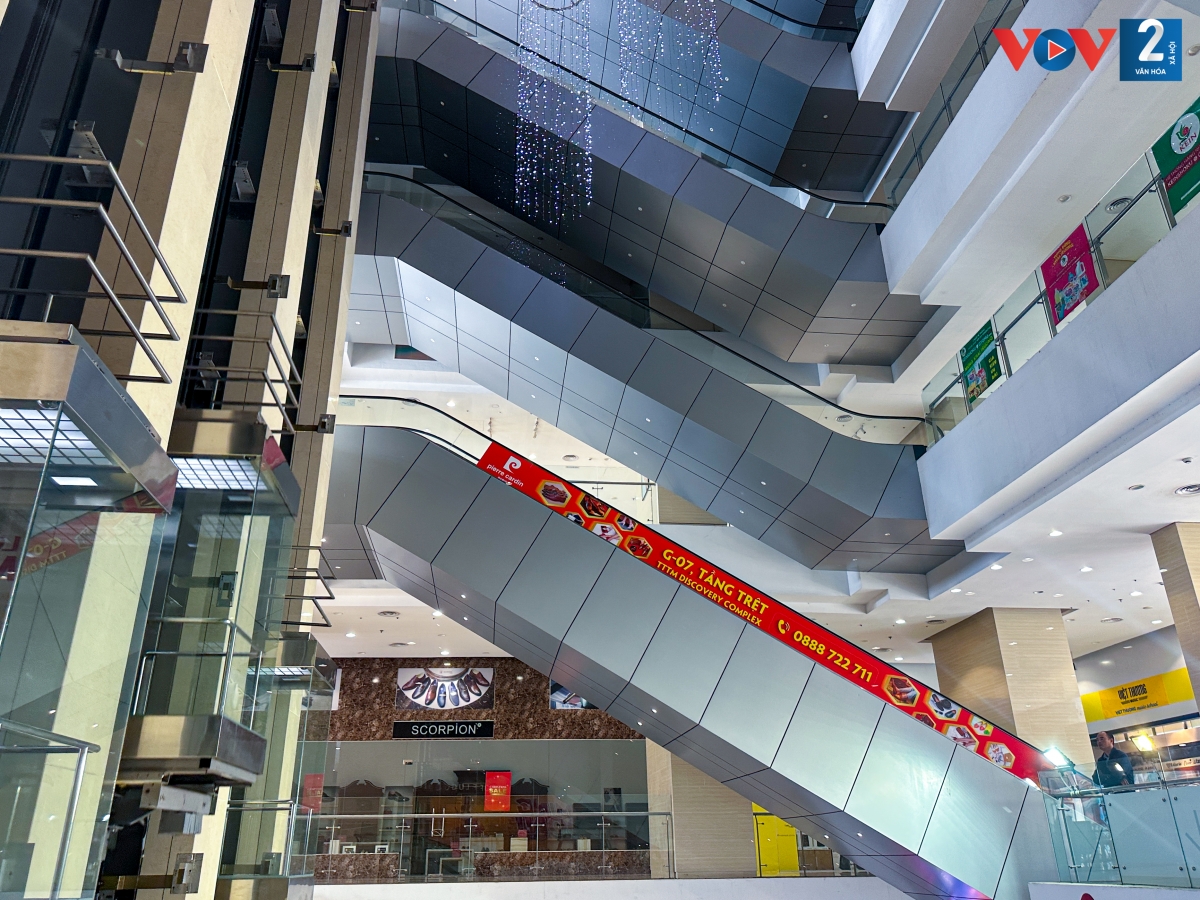 Dù sở hữu 5 tầng hầm và 8 khối đế thương mại, hoạt động kinh doanh bên trong Discovery Complex chỉ diễn ra chủ yếu tại tầng hầm (vốn là siêu thị Lotte Mart) và tầng trệt (bao gồm một số gian hàng nhỏ và quán cà phê).