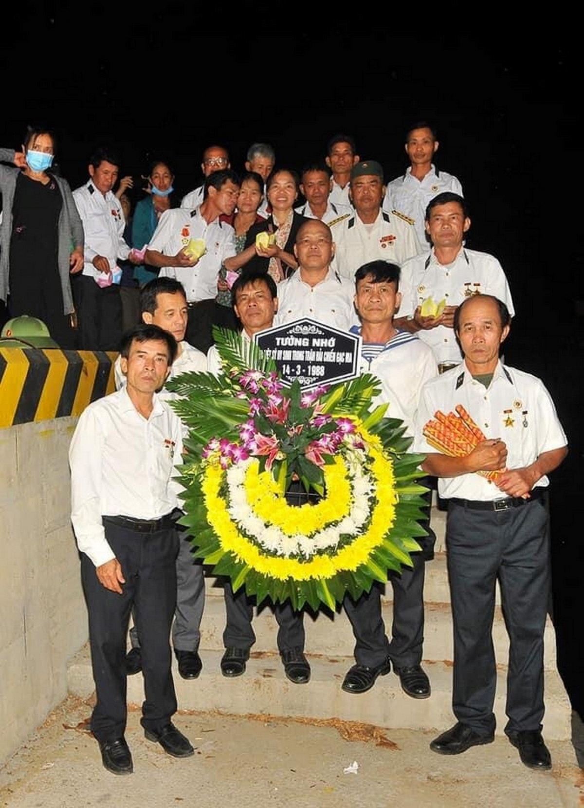 Cựu binh Gạc Ma kết những bè hoa thả bên bờ biển tưởng nhớ đồng đội hy sinh