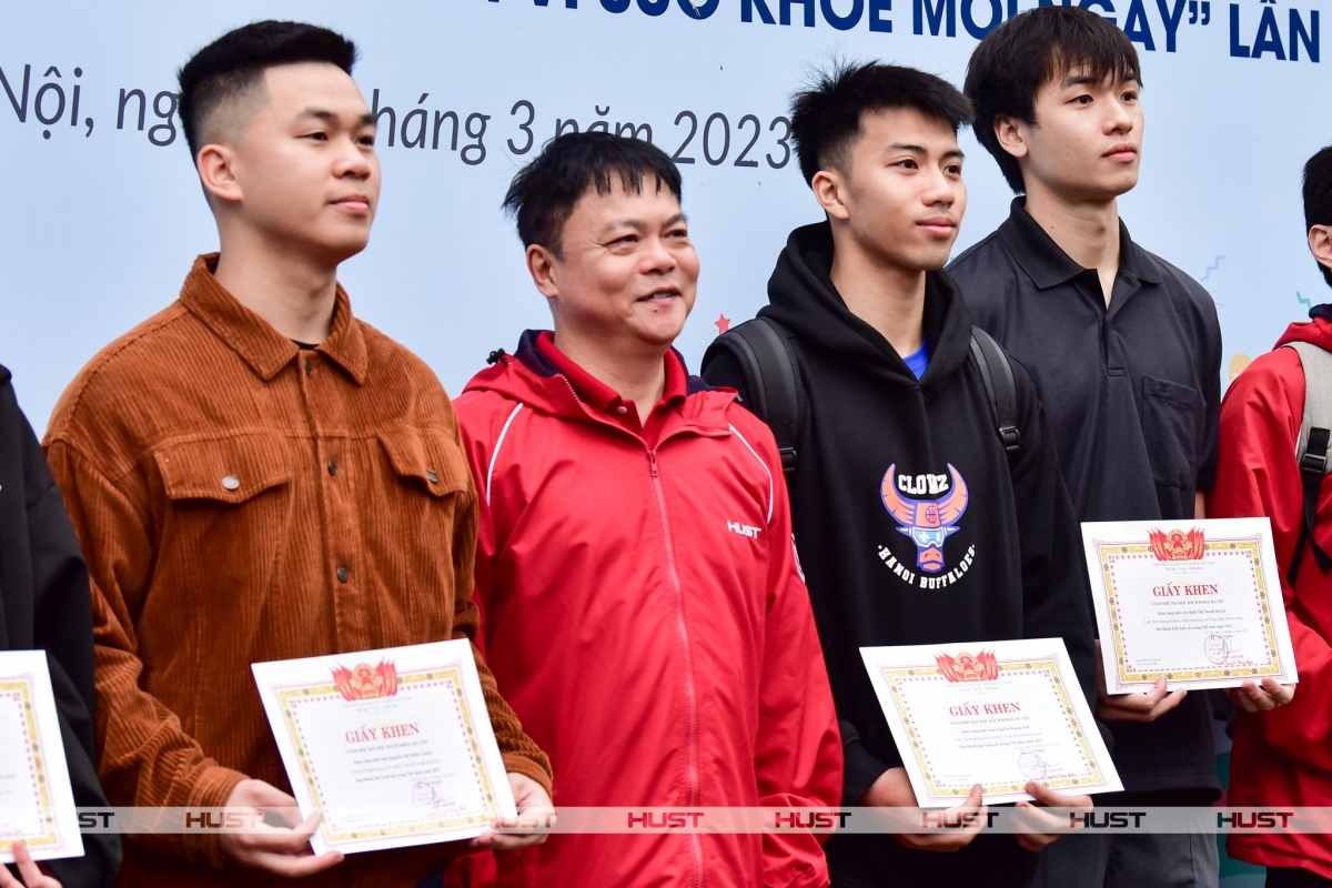 Đại học Bách khoa Hà Nội khen thưởng các sinh viên có thành tích thể thao đặc biệt xuất sắc năm 2022