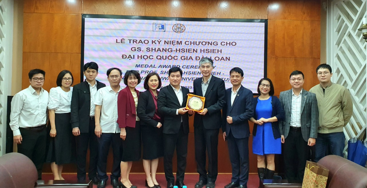 PGS.TS Nguyễn Hoàng Giang trao tặng Kỷ niệm chương cho GS Shang-Hsien Hsieh