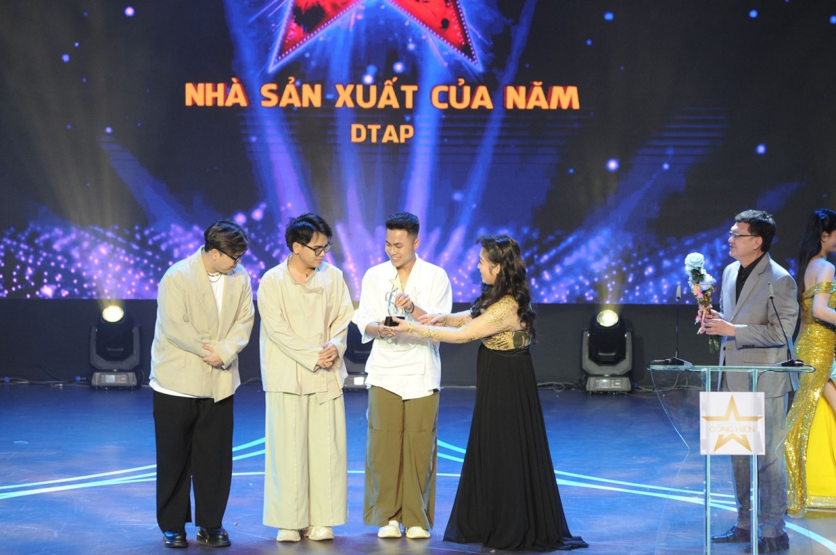 Nhóm nhạc DTAP nhận giải thưởng Nhà sản xuất của năm. 