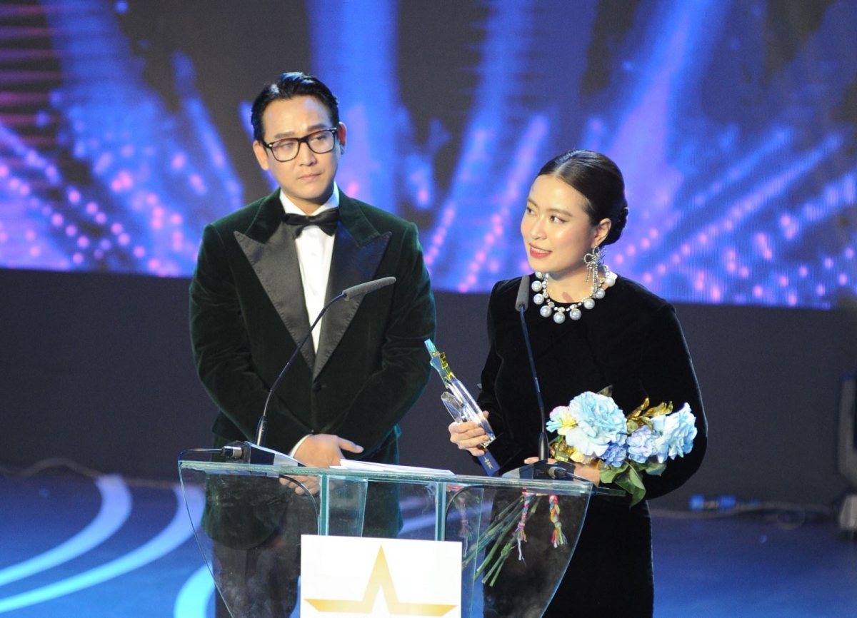 Ca sỹ Hoàng Thùy Linh phát biểu khi nhận giải thưởng Nữ ca sỹ của năm.