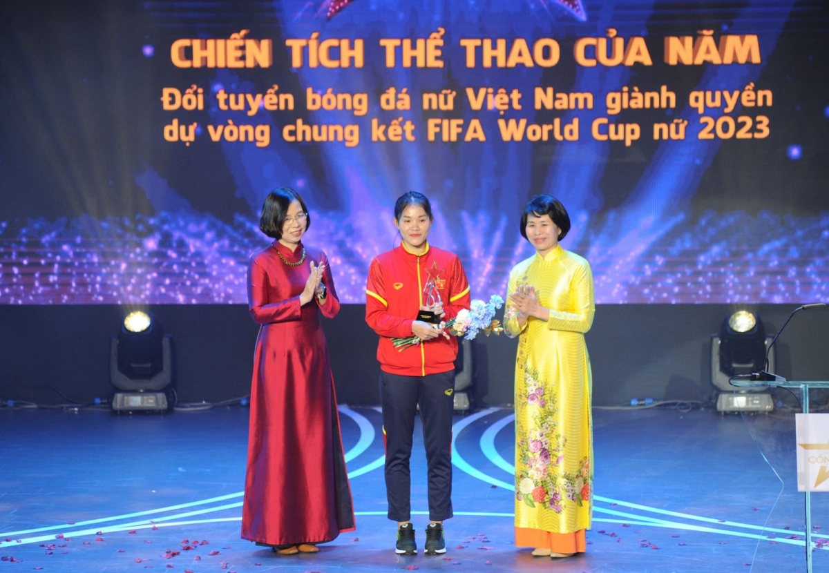 Bà Vũ Việt Trang, Tổng Giám đốc Thông tấn xã Việt Nam (bìa trái) trao giải cho đại diện Đội tuyển bóng đá nữ Việt Nam đạt giải Chiến tích thể thao của năm. 