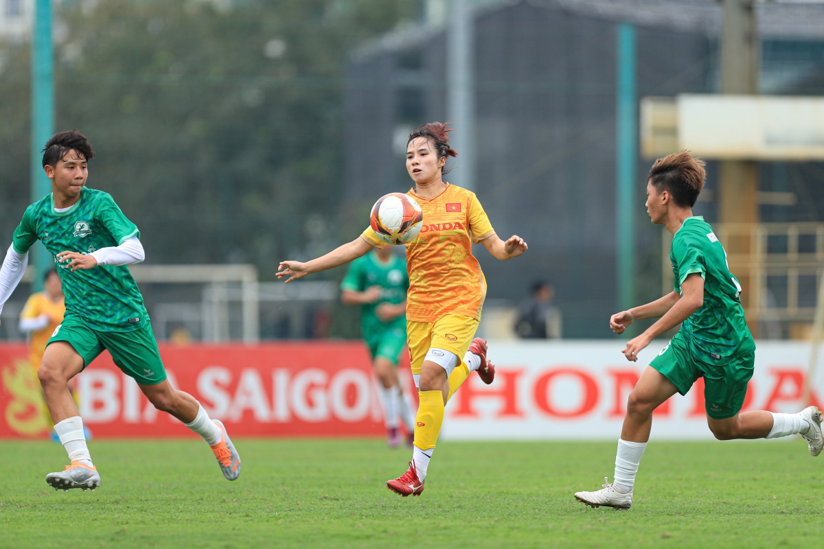 Dù thi đấu đầy nỗ lực những tuyển nữ Việt Nam vẫn phải nhận thất bại 0-2 trước U15 nam Phù Đổng