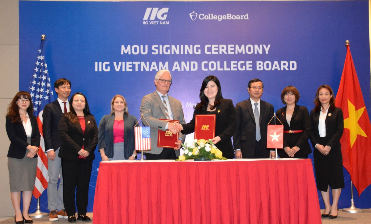 Đại diện tổ Chức Giáo Dục IIG Việt Nam và Tổ Chức College Board (Hoa Kỳ) ký kết hợp tác.