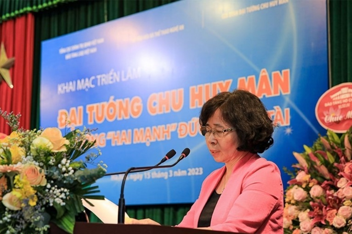 Bà Chu Minh Hà, con gái Đại tướng Chu Huy Mân phát biểu tại Lễ khai mạc triển lãm