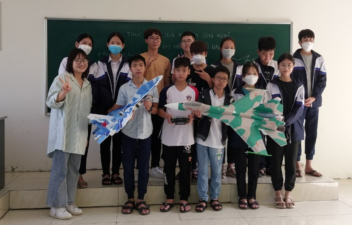 Dự án đào tạo STEAM UAV đã triển khai thí điểm tại các trường phổ thông ở Hà Nội và một số tỉnh, thu hút đông đảo học sinh yêu tham gia. STEAM UAV góp phần giúp học sinh phát triển toàn diện, do đó nhận được sự quan tâm đặc biệt của các nhà quản lý giáo dục, giáo viên và các bậc phụ huynh.