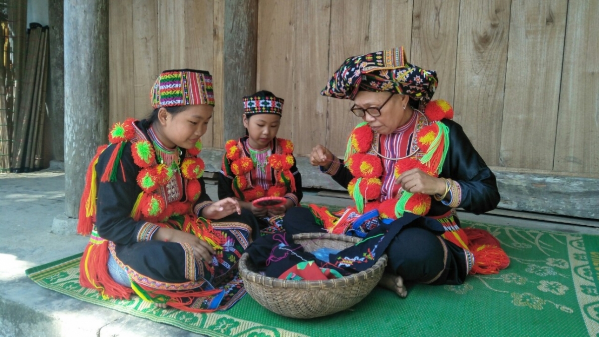NCT xã Thổ Bình, huyện Lâm Bình truyền nghề may thổ cẩm dân tộc truyền thống cho con cháu.