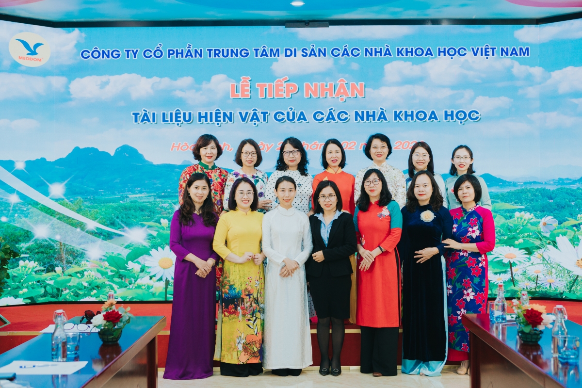 GS Lê Minh Thắng cùng các chị em Chi hội Nữ trí thức ĐH Bách khoa Hà Nội 
