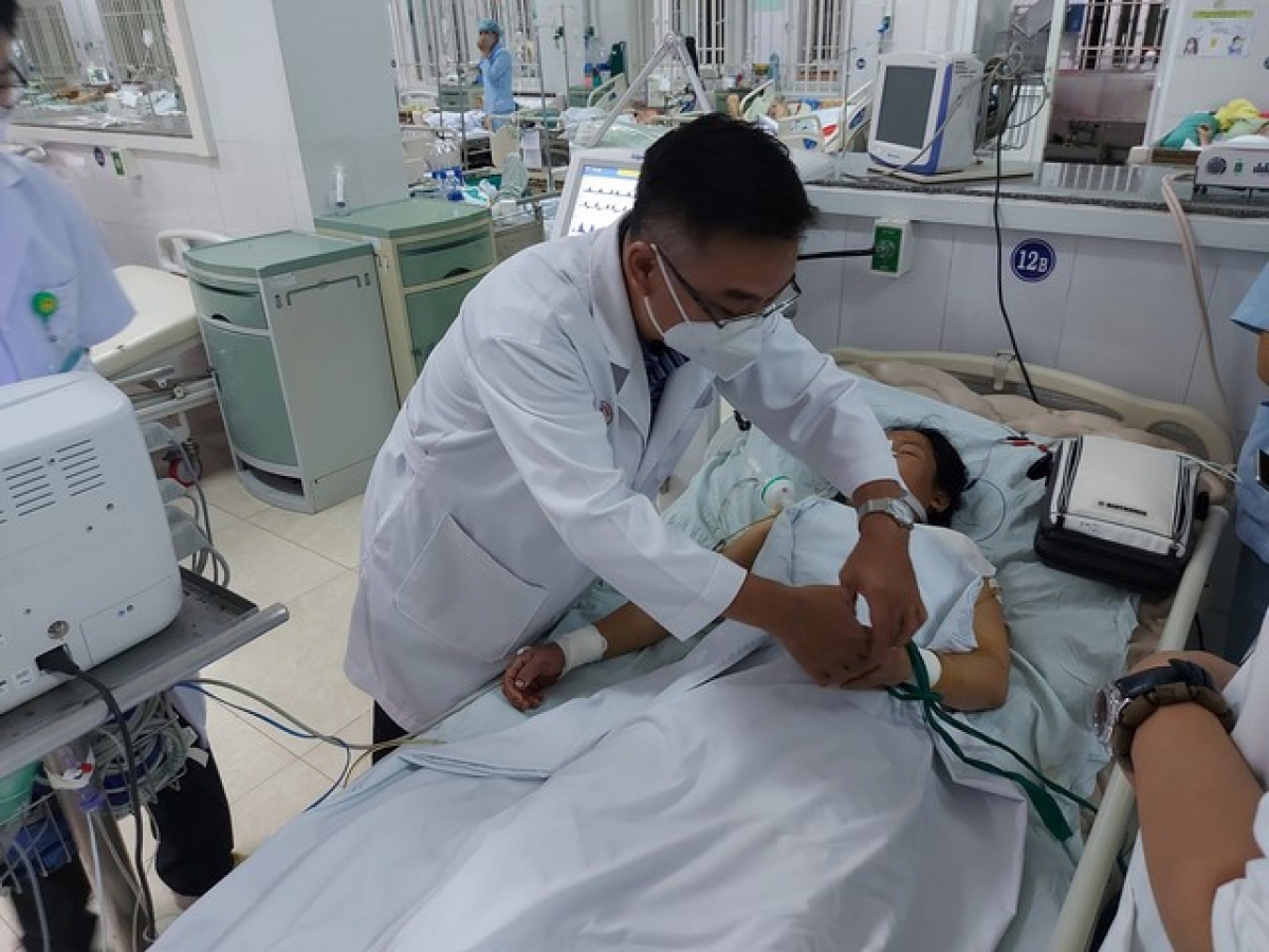 Bác sĩ Bệnh viện Chợ Rẫy thăm khám cho bệnh nhân ngộ độc Botulinum. Ảnh: BVCC