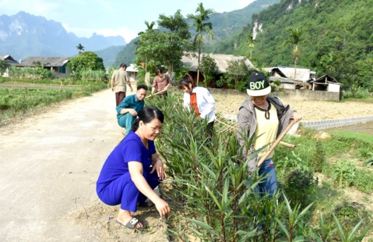 Nhân dân thôn Tân Lập, xã Thổ Bình, huyện Lâm Bình, tỉnh Tuyên Quang
chăm sóc đường hoa nông thôn mới