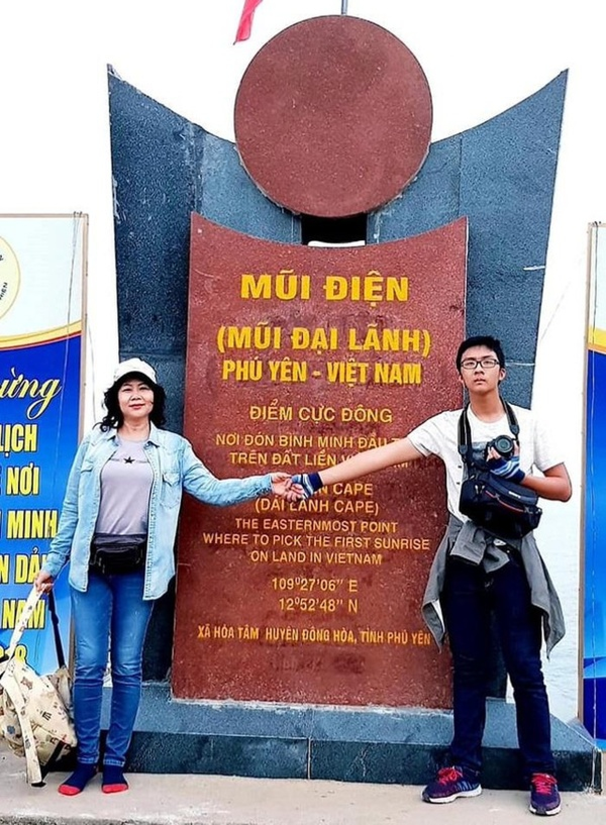 Bà Nguyễn Thị Bích Vân cùng con trai đi nhiều vùng miền Tổ quốc