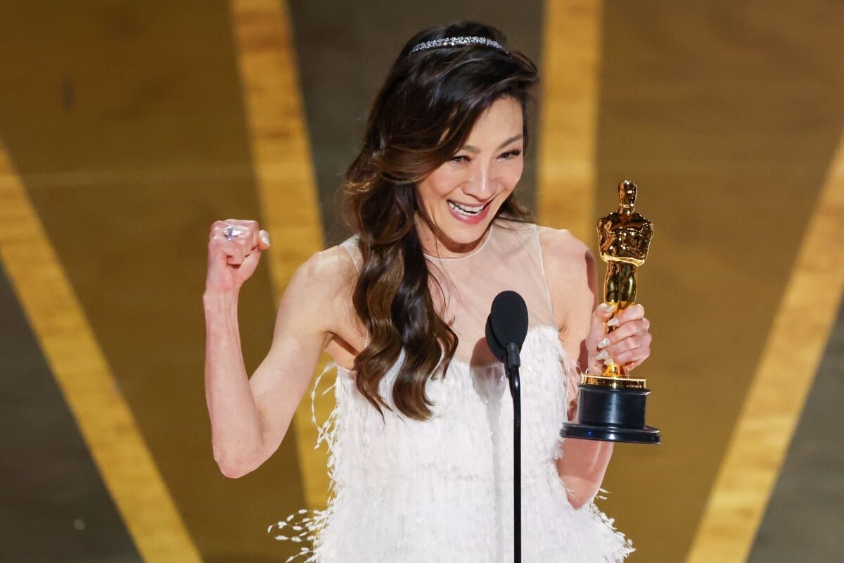 Nữ diễn viên Dương Tử Quỳnh nhận giải Nữ diễn viên chính xuất sắc nhất. Ảnh: Los Angeles Times