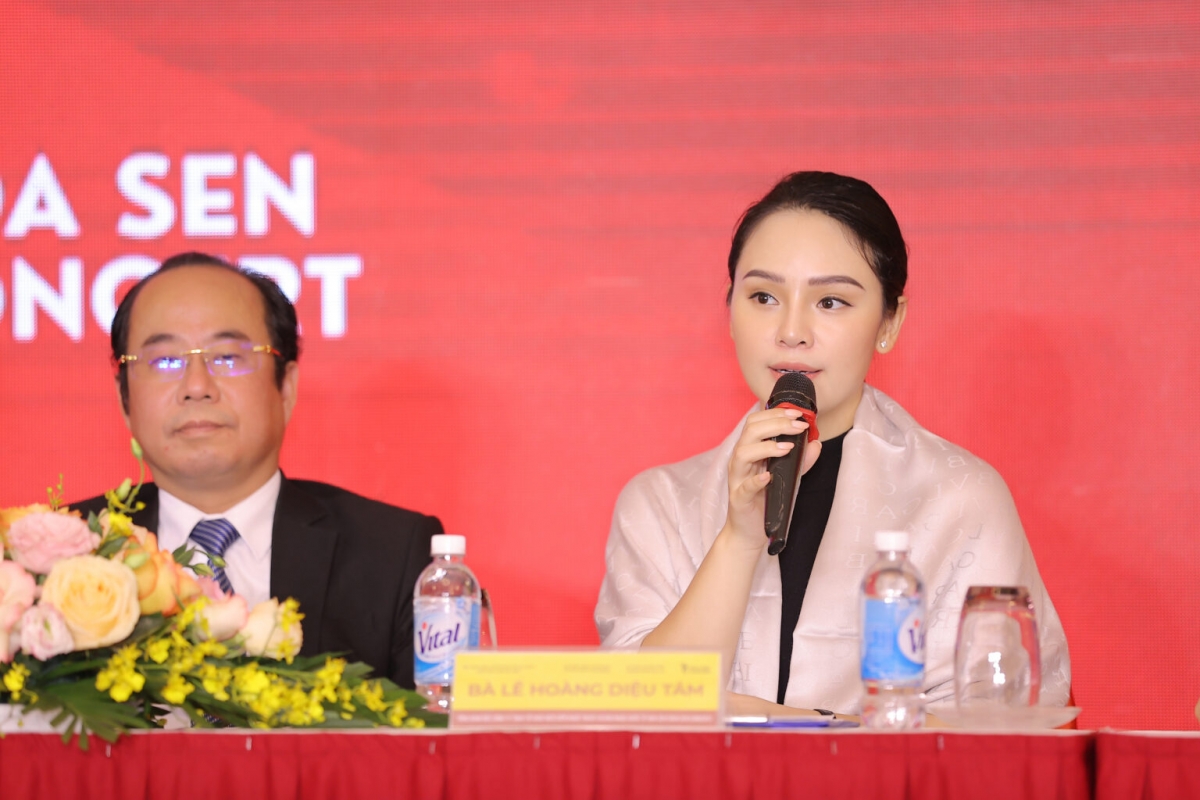 Bà Lê Hoàng Diệu Tâm, Đại diện Ban tổ chức, Tổng Giám đốc Công ty Hoa Sen Concert  thông tin với báo chí