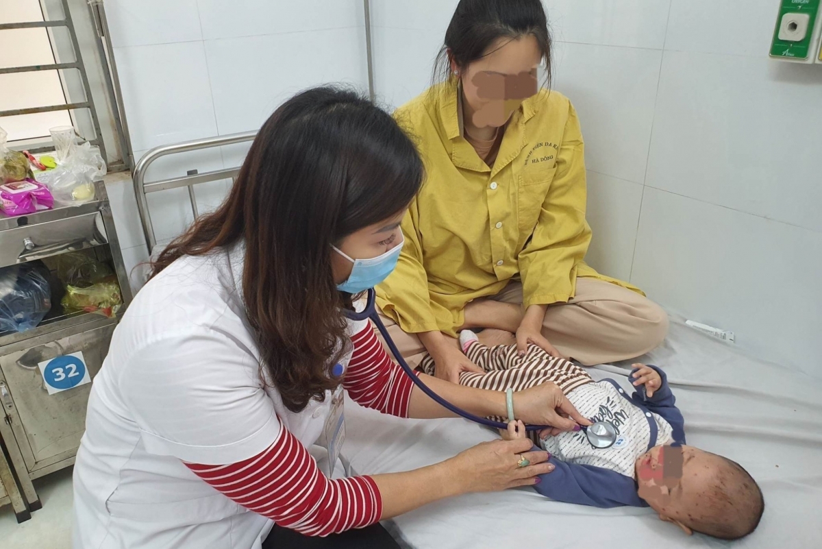 Bệnh nhân nhỏ tuổi điều trị thủy đậu tại Bệnh viện Đa khoa Hà Đông