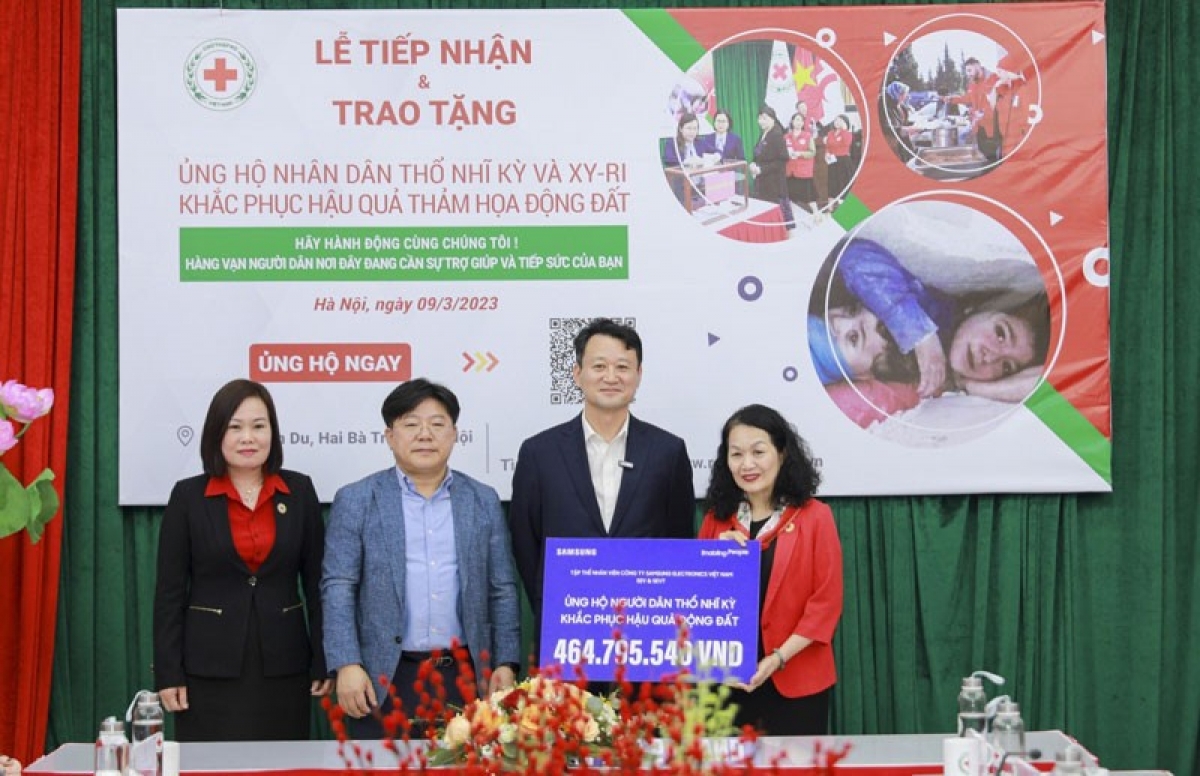 Đại diện cho Hội Chữ thập đỏ Việt Nam, bà Bùi Thị Hòa tiếp nhận ủng hộ (đợt 2) từ một số cá nhân, đơn vị, doanh nghiệp