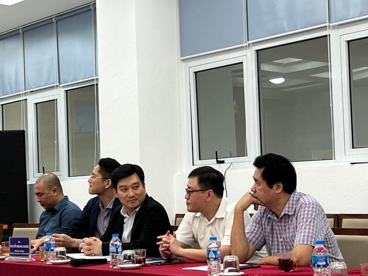 PGS.TS  Nguyễn Hoàng Giang (giữa) cùng đại diện các khoa Kiến trúc, Xây dựng dân dụng cùng các đại biểu tham dự tọa đàm  