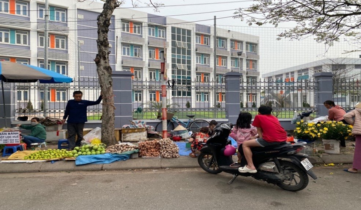 Họp chợ, bán đủ loại hoa quả ngay tường rào trường THCS Phúc Đồng (Long Biên)