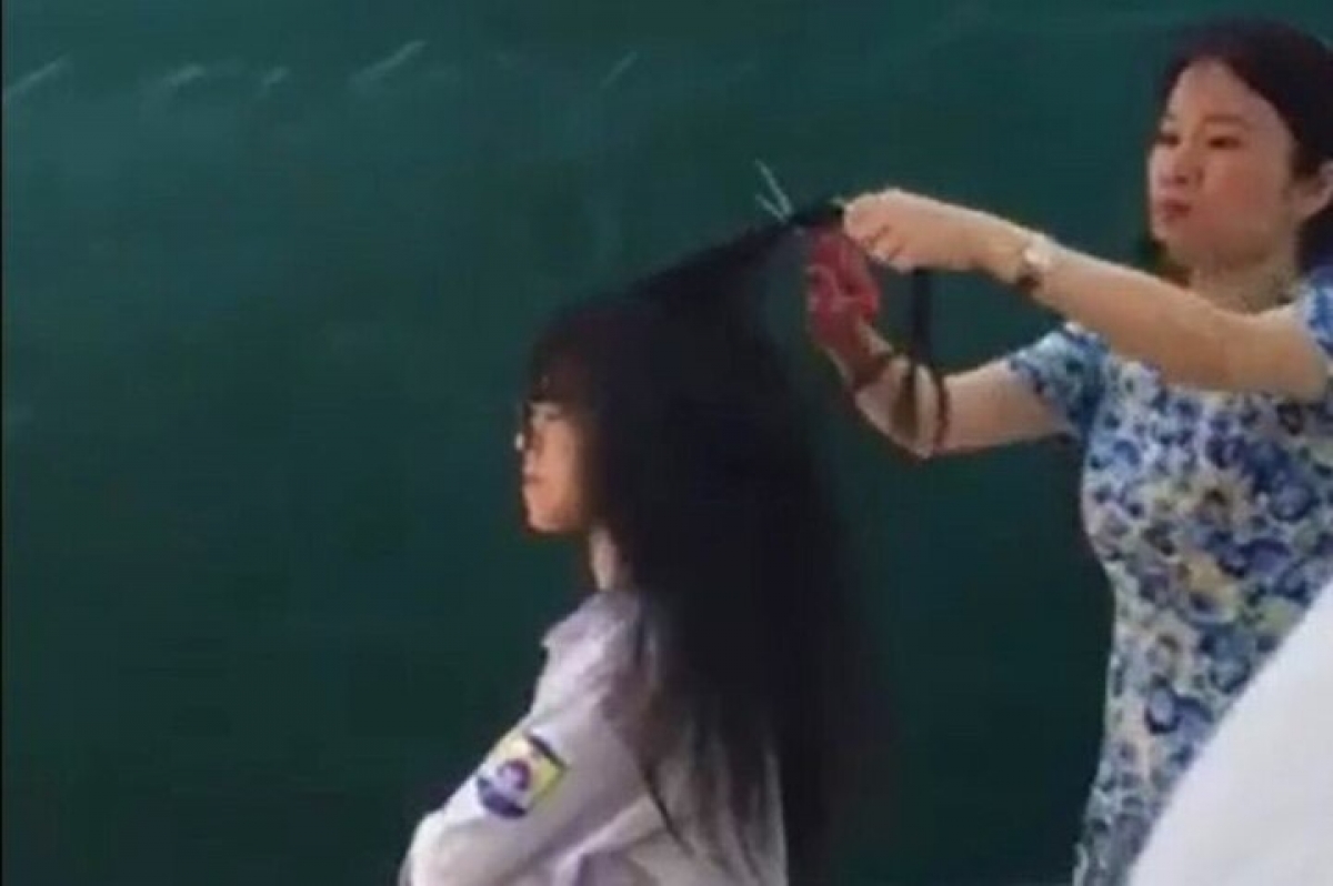 Các bạn cùng lớp bạn học sinh bị giáo viên cắt tóc ở Vĩnh Phúc lựa chọn im lặng trong đoạn phim bị tung lên mạng. Ảnh: trích xuất từ clip.