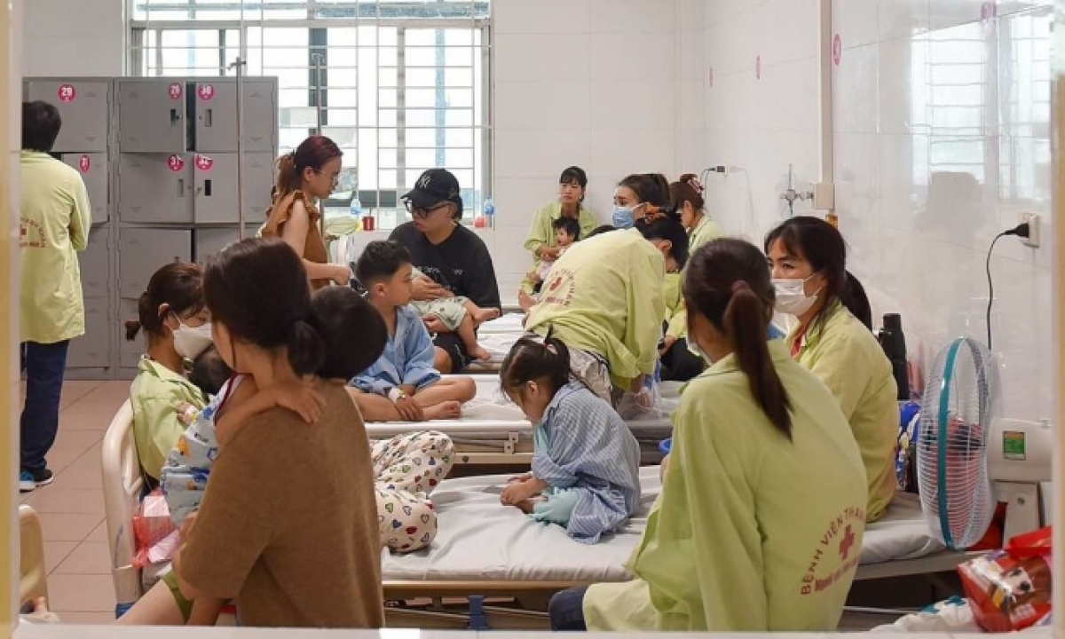 Hà Nội đang biến động về thời tiết, gây bệnh các bệnh hô hấp, nhiều trẻ mắc bệnh truyền nhiễm điều trị tại Bệnh viện Thanh Nhàn