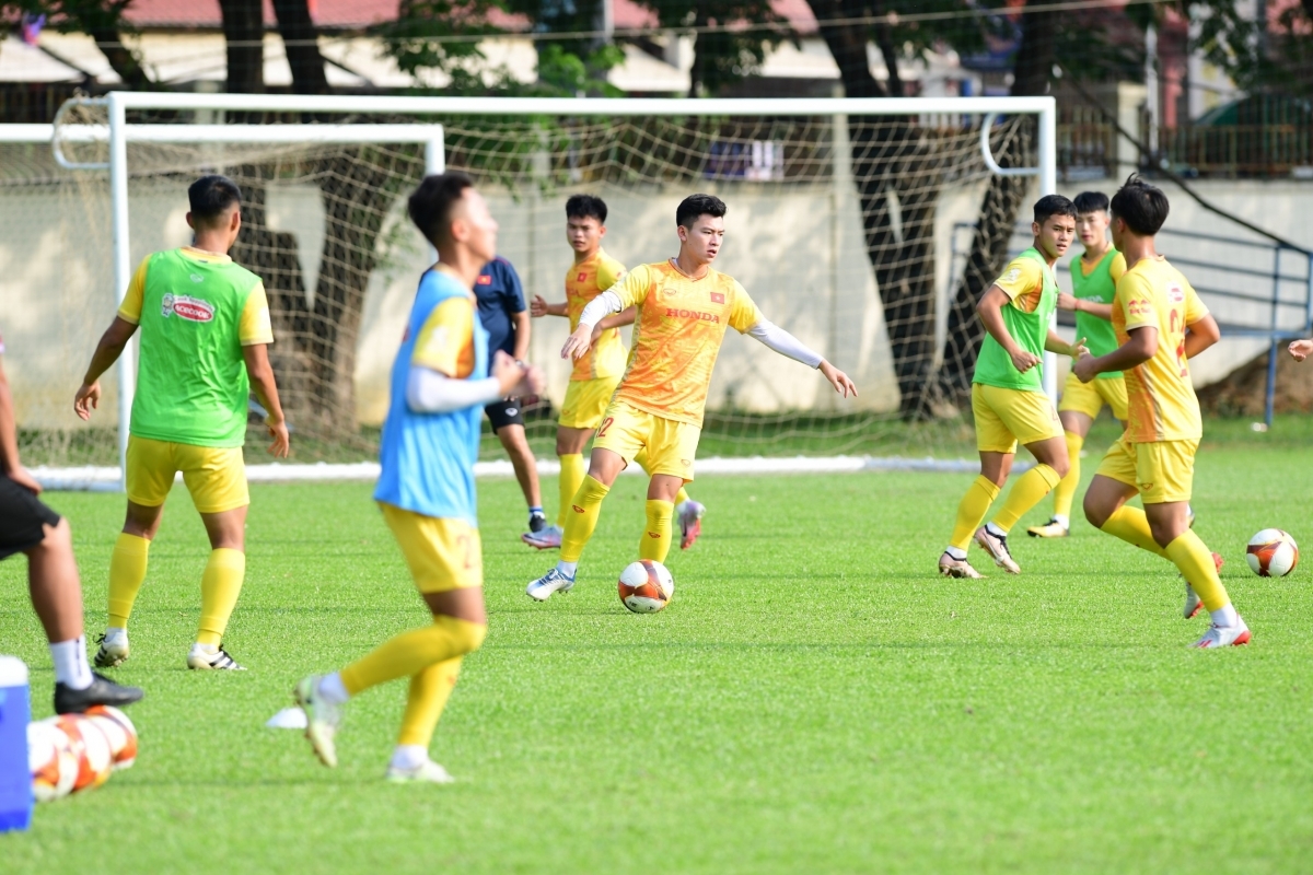 Toàn đội duy trì tập trung cao độ, thực hiện các yêu cầu của HLV