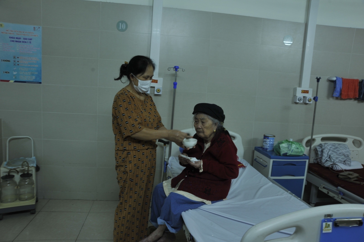              Bệnh nhân 102 tuổi bị nhiễm Covid - 19 đang được chăm sóc ở BV Thanh Nhàn