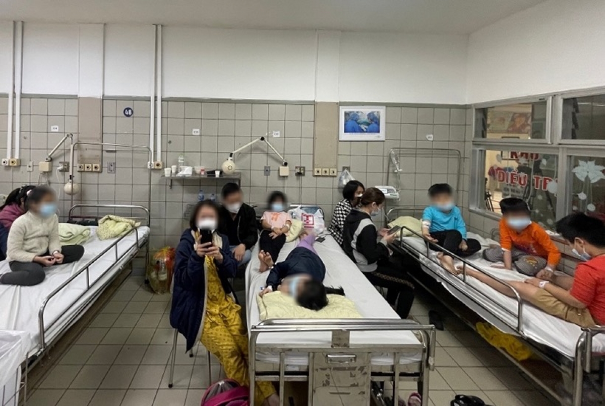 Học sinh Trường Tiểu học Kim Giang, Thanh Xuân, Hà Nội ngộ độc thực phẩm sau chuyến trải nghiệm cùng nhà trường. Ảnh: KT
