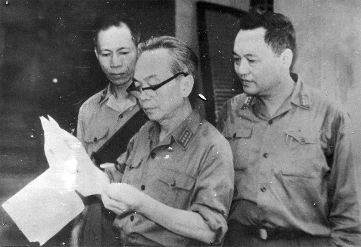Đại tướng Võ Nguyên Giáp đọc tin chiến thắng ngày 30/4/1975. Ảnh: BTC