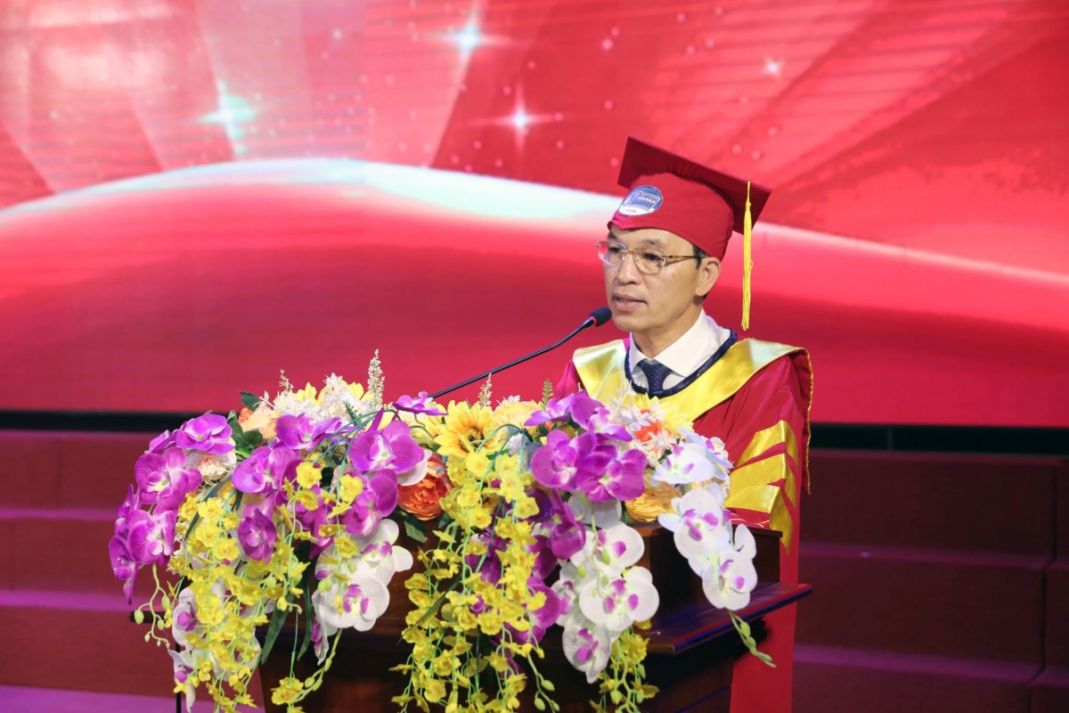 GS.TS Trịnh Minh Thụ - Hiệu trưởng Trường ĐH Thuỷ Lợi phát biểu tại lễ tốt nghiệp