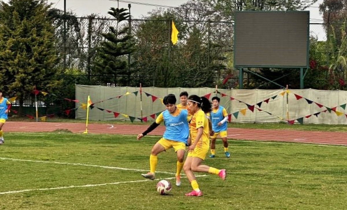                   ĐT nữ Việt Nam tích cực tập luyện trước trận tái đấu ĐT nữ Nepal (Ảnh: VFF).