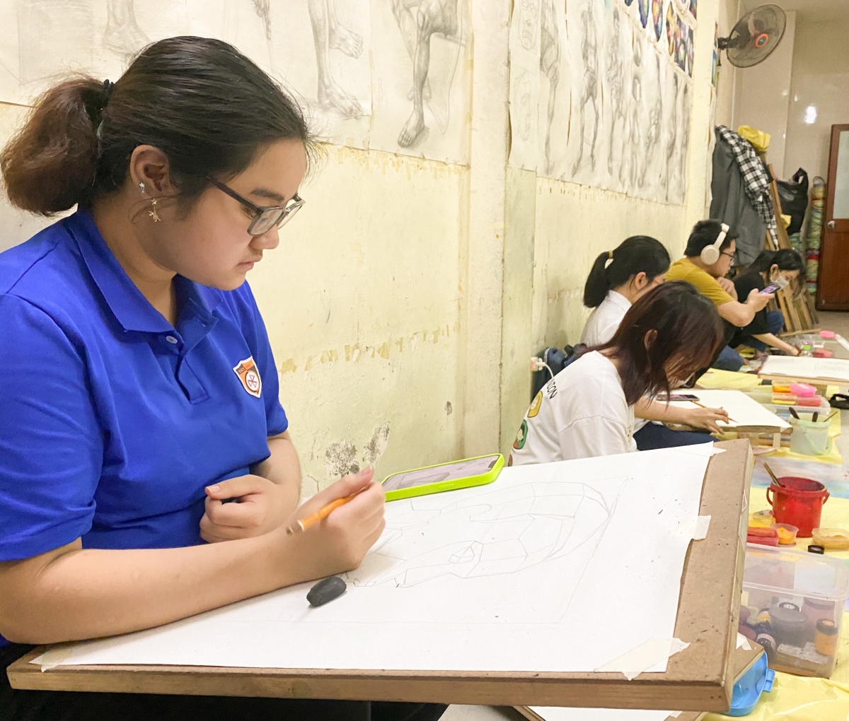 Hoàng Minh Thảo, học sinh lớp 11 miệt mài trên từng bài vẽ cho mục tiêu trở thành họa sỹ minh họa sách hoặc vẽ truyện tranh.