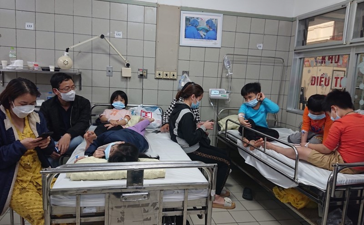 Học sinh trường TH Kim Giang nhập viện do bị ngộ độc thực phẩm khi đi dã ngoại