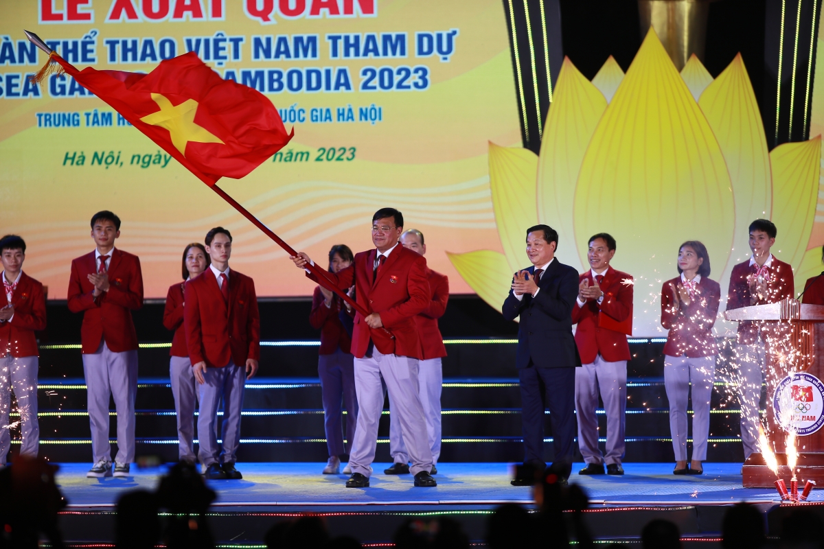 Phó Thủ Tướng Lê Minh Khái trao cờ Tổ quốc cho đoàn thể thao Việt Nam tham dự SEA Games 32